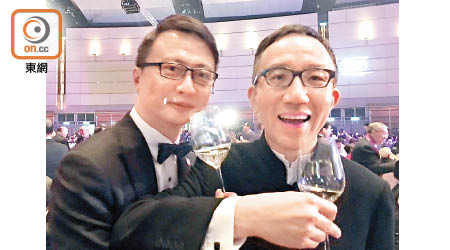 陳家亮（左）同梁卓偉「合卺交杯」，認真搞笑。（讀者提供）