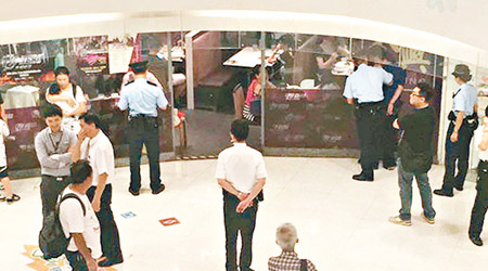 屯門時代廣場內有多名警員及保安員維持秩序。（互聯網圖片）