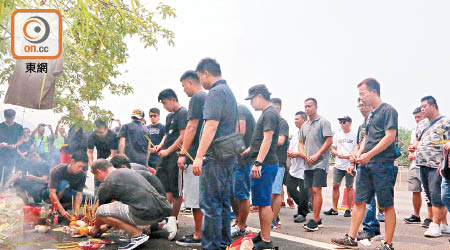 死者親友及同業進行路祭。（林珮淇攝）