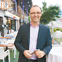 餐廳經理Mattia Bruna表示，推出了特訂優惠餐單，以圖薄利多銷。