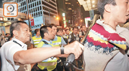 朱經緯（左）被指涉嫌在前年處理佔旺事件時以警棍擊中途人。（資料圖片）