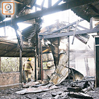 粉嶺馬屎埔村<br>消防員進入馬屎埔村被焚村屋調查。（林兆崙攝）