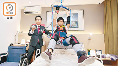 歷耆者創辦人陳浩民穿上體驗衣，試用固定式吊機上落床。（胡家豪攝）