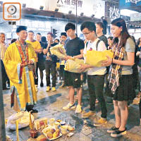 死者親友到現場路祭。（容惠玲攝）