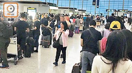 內地空管令上海往香港航班延誤，大批旅客在浦東機場等候。（讀者黃先生提供）