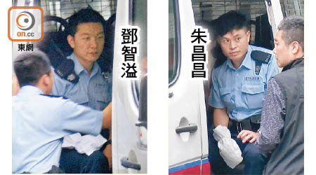 左右圖：兩名開槍制犯的警員，事後右手被套上袋。（左錦鴻攝）