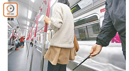 狂徒多以智能手機在港鐵車廂或自動電梯進行偷拍。（設計圖片）