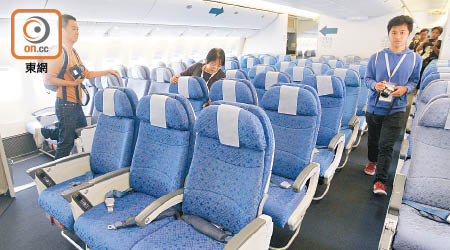 國泰擬新增座位，每個座椅闊度縮窄一點五吋，乘客恐變沙甸魚。（資料圖片）