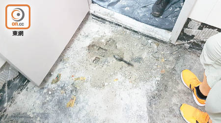 水泉澳邨有單位爆出偷工減料疑雲，廁所地台內竟藏鬆散沙石。（黃雄攝）