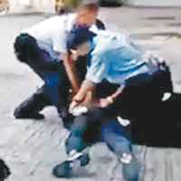 男子遭警員按地制服。（互聯網圖片）