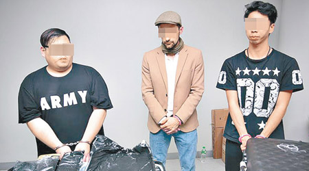 （左起）港人Chan Kawai、俄人Kirdyushkin Yuri以及港人Pau Homanevan涉及毒品案件而被菲律賓執法部門扣查。（互聯網圖片）