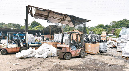 政府進行跨部門行動，在恐龍坑發現九個回收場涉嫌非法收集及儲存大批化學廢物。（政府新聞網）