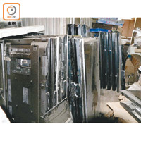 政府在行動中檢獲三千五百個廢液晶屏，估計出口市值逾二百萬元。