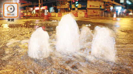 紅磡<br>船澳街一條鹹水管爆裂，有水柱噴出。