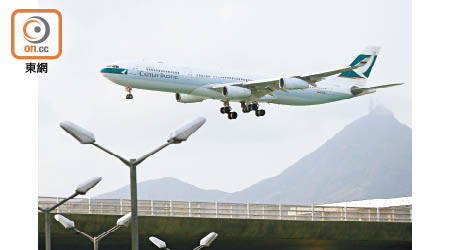 國泰昨早三班香港飛東京航班延飛，被批評延飛已是常態。（資料圖片）