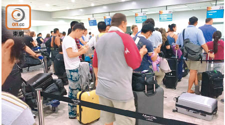 大批乘客在菲律賓宿霧機場等候。（讀者提供）