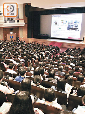 逾千名學生出席理大的聯招入學申請講座，了解最新收生要求。（袁志豪攝）