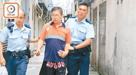 警員在後巷拘捕一名涉案男子。（冼耀華攝）