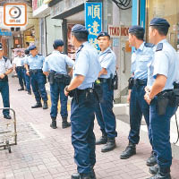 大批警員在懷仁街一帶調查。