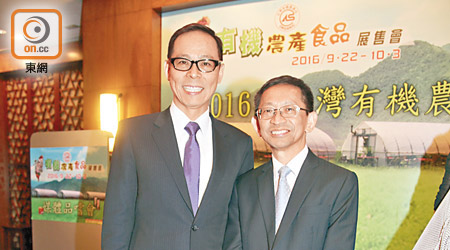 黃煥忠（右）對台灣有機農業發展評價好高，旁為台北貿易中心主任孫至誠。（溫國佳攝）