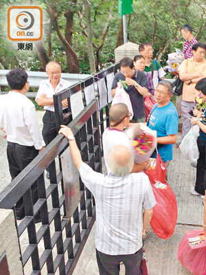 荃灣華人永遠墳場被指延遲開放，逾百人在閘外鼓譟。（讀者提供）