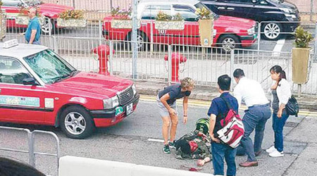 菲裔男生捱的士撞，外籍女途人上前安慰。（網民Mormor Cha攝）