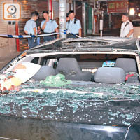 私家車車頂凹陷，車尾擋風玻璃粉碎。（胡德威攝）