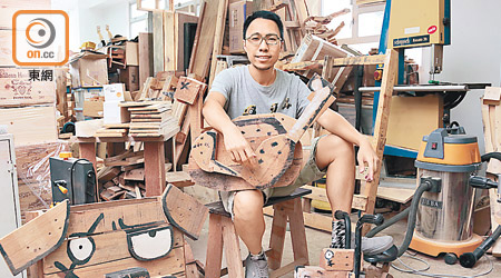 王天仁利用卡板、木箱等廢木，製作一系列大型木雕藝術品。