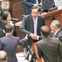 梁君彥（中）當選立法會主席後，與在場建制派議員握手。