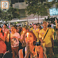 大批曼谷民眾湧上街頭悼念。