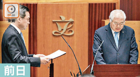 黃定光（右）被發現於宣誓時漏讀「香港」二字。