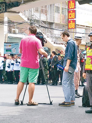 俄羅斯攝影師（左）身穿粉衣綠褲現身。（互聯網圖片）