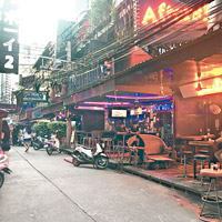 曼谷紅燈區牛仔巷的酒吧照常營業。（互聯網圖片）