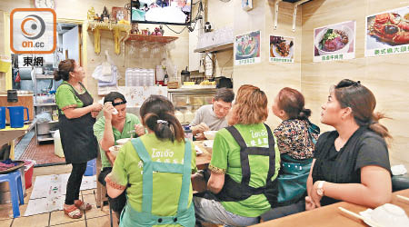 九龍城泰國餐廳急換壞電視，準備晚市時不忘觀看移靈直播。