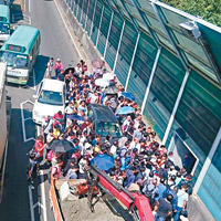 塞車乘客步行離開。（互聯網圖片）