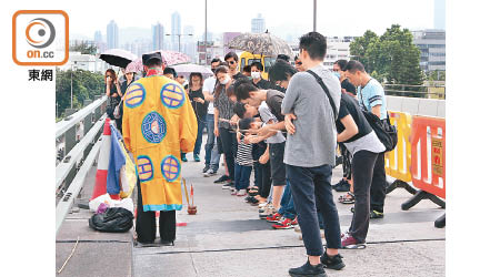 親友在道士帶領下路祭。（曾志恒攝）