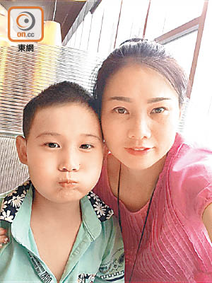 啟謙（左）在深切治療部留醫，媽媽鄧太（右）希望他可以堅持下去。