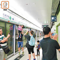 何文田站往調景嶺方向的月台狹窄，繁忙時間乘客候車可能十分擠迫。