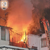 深水埗處處天台屋<br>當年 鴨寮街<br>一四年天台屋着火，火勢猛烈。