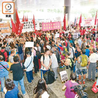 多個團體約七百人到立法會外抗議，要求取消游蕙禎及梁頌恆的議員資格。