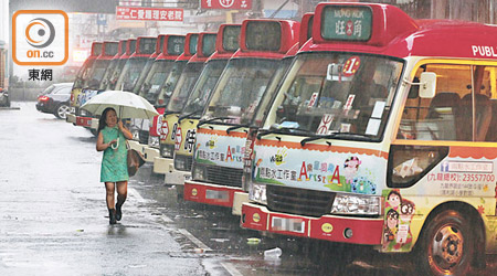 香港<br>大量紅色小巴停駛，停泊在小巴站內。（高嘉業攝）