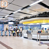 黃埔站設有東、西兩個車站大堂，但只有東大堂設有客務中心。