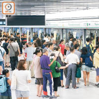 港鐵昨午舉行觀塘延線黃埔站開放日，近萬人到場參觀新車站。
