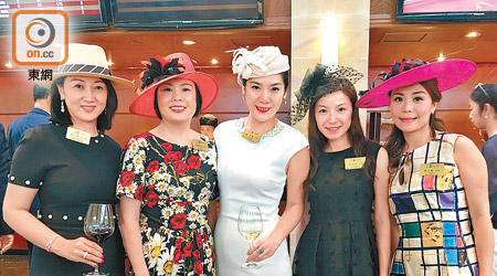 博愛盃慈善聚餐<br>博愛主席陳李妮（中）、副主席林群（左一）及總理廖齡儀（左二）、李淑媛（右二）與羅方圓（右一）齊齊戴上禮帽，盡顯華麗優雅。（余素月攝）