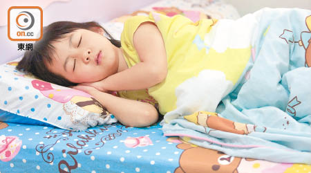 研究發現，睡得少的兒童吃得多，結果易發胖。（資料圖片）