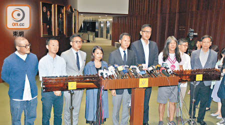 非建制派議員譴責梁君彥的決定，指他無資格繼續出任立法會主席。