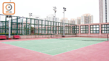 頌富廣場的網球場使用率低。