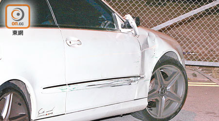 平治跑車的右邊車身及倒後鏡損毀。