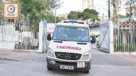 九龍城警區人員昨日到港台調查懷疑男偷拍男事件，警方暫列作糾紛處理。（郭垂垂攝）