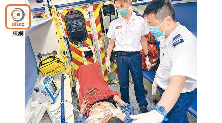 救護員模擬為病人進行院前心電圖檢查。（讀者提供）